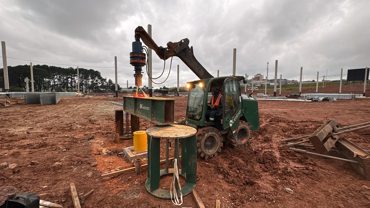 Sistema de reação helicoidal para prova de carga estática