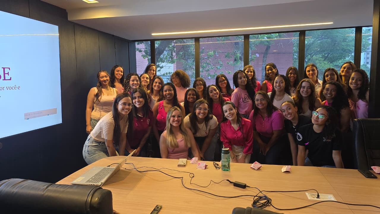 Parte do time administrativo durante palestra do Outubro Rosa.