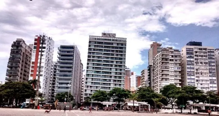 Foto dos edifícios inclinados na orla de Santos (SP), exemplo clássico da importância dos ensaios geotécnicos.