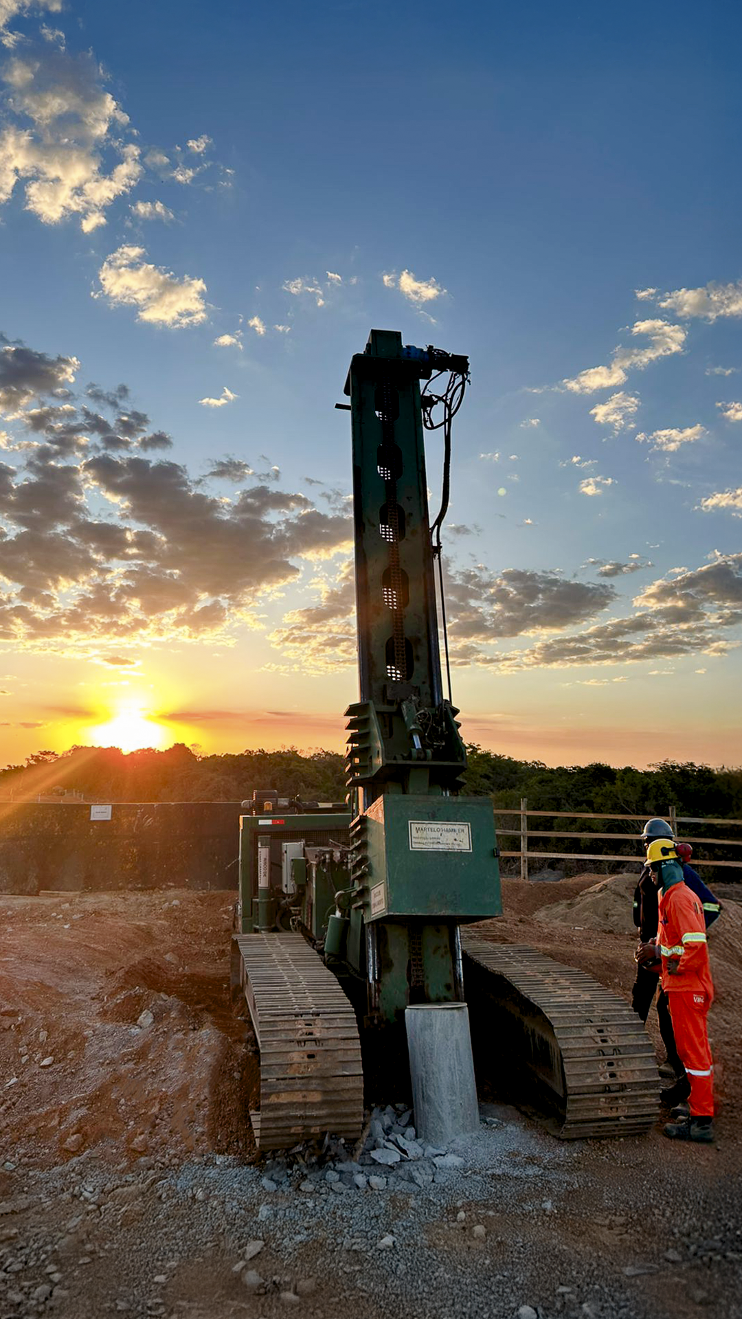 Hammer GT20 da Geoteste, equipamento automatizado para ensaio PDA, operando de forma autônoma no canteiro de obras.